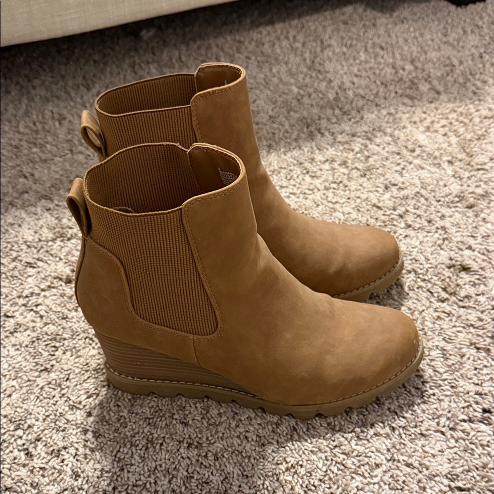 Universal Thread Tan Wedge Boots